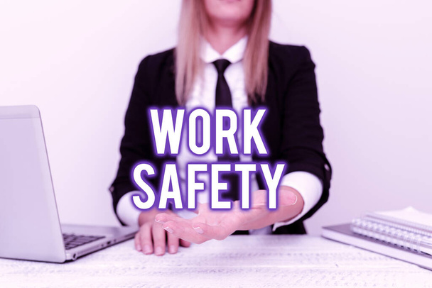 Έμπνευση που δείχνει ασφάλεια στην εργασία. Written on preventive measures appliced by firms to protect workers health εκπαιδευτής Διδασκαλία διαφορετικές δεξιότητες, Δάσκαλος Εξηγώντας νέες μεθόδους - Φωτογραφία, εικόνα