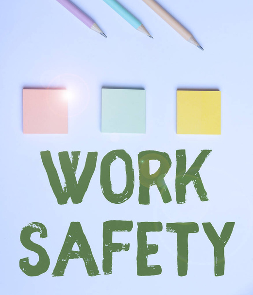 İş Güvenliği 'ni gösteren metin başlığı. İşçilerin sağlığını, Flaşlı Okul Malzemelerini, Parlak Öğretim Koleksiyonlarını korumak için şirketler tarafından uygulanan önleyici tedbirler - Fotoğraf, Görsel