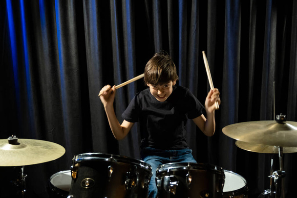 A boy plays drums in a recording studio - Foto, afbeelding
