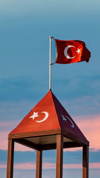 Bandera turca ondeando en el cielo azul. La bandera de Turquía, oficialmente la bandera turca es una bandera roja con una estrella blanca y media luna. - Foto, imagen