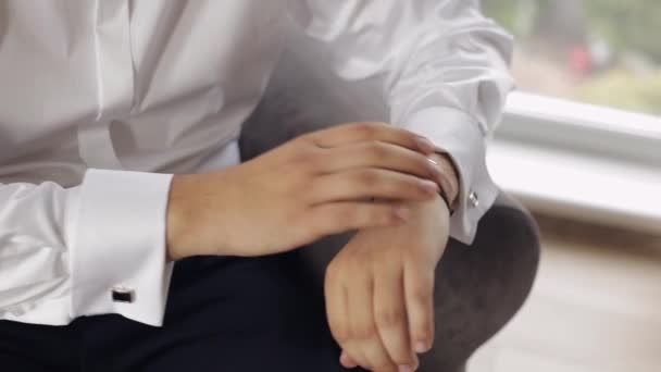 Mann legt Armbanduhr an, Bräutigam kleidet sich, männlicher Geschäftsmann wartet auf Treffen, Zeiger mit Uhr - Filmmaterial, Video