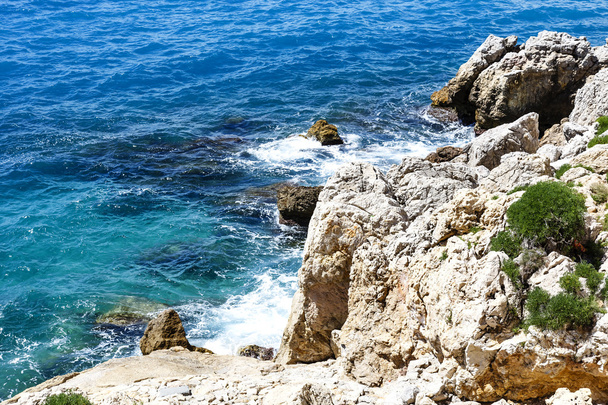 skaliste wybrzeże w Nicei, Francja - Zdjęcie, obraz