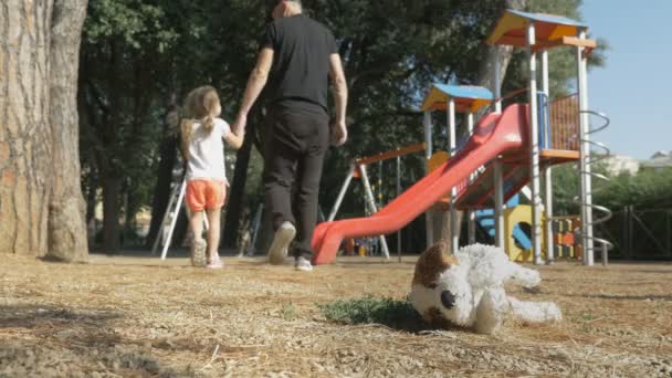 Child left unattended in a playground - Materiaali, video