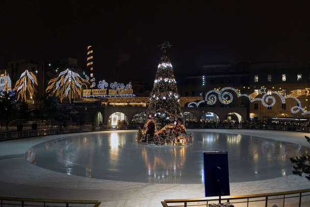 Ano Novo, ringue de patinação de Natal com uma árvore de Natal bonita e muito alta - Foto, Imagem