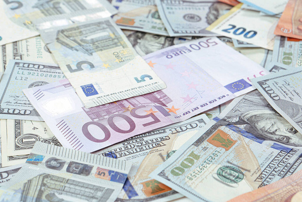Multi-Euro-Dolar-Bargeld und -Münzen, verschiedene Banknotentypen der neuen Generation, Bitcoin, türkische Lira - Foto, Bild