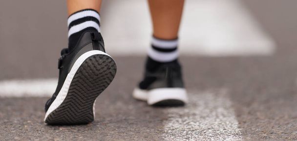 Correndo criança, jovem atleta correr em uma corrida de corrida infantil, correndo em detalhe estrada da cidade em pernas, correndo à luz da manhã - Foto, Imagem