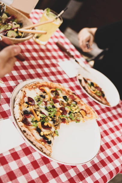 Νόστιμο μίγμα πίτσα ιταλική κουζίνα - Φωτογραφία, εικόνα