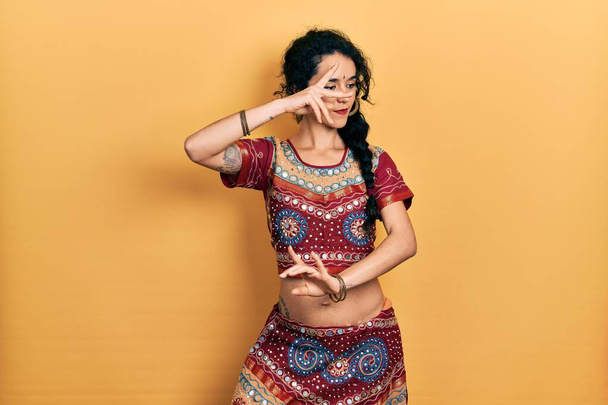 伝統的なベリーダンサーの衣装を着た若いインド人女性。身体と手でエキゾチックな東洋のダンスを踊る - 写真・画像