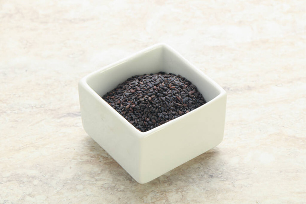 Semillas de sésamo negro en el bowl para cocinar - Foto, imagen