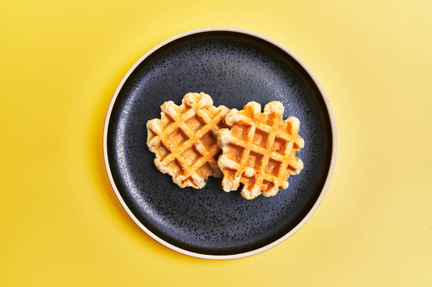  Sarı arka planda lezzetli waffle tabakları - Fotoğraf, Görsel