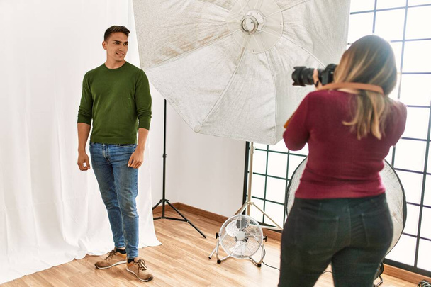 Modelo guapo posando para fotógrafo profesional en el estudio. - Foto, Imagen