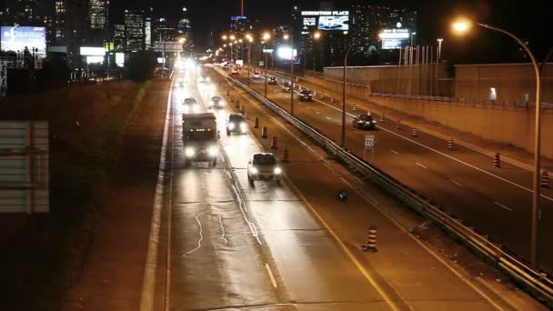 zwaar verkeer beweegt 's nachts in de stad - Video