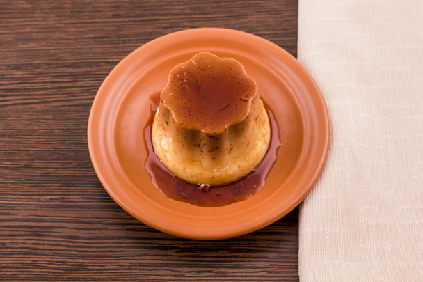 Кремовий карамельний десерт для ванільного заварного крему або флан на блюді
 - Фото, зображення