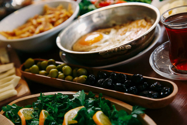 традиційний турецький і грецький стіл для вечері
 - Фото, зображення