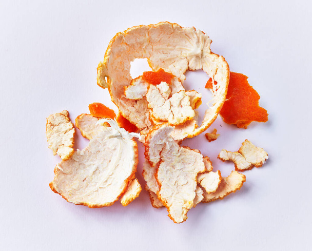  Schillen van mandarijnvruchten geïsoleerd op een witte achtergrond - Foto, afbeelding