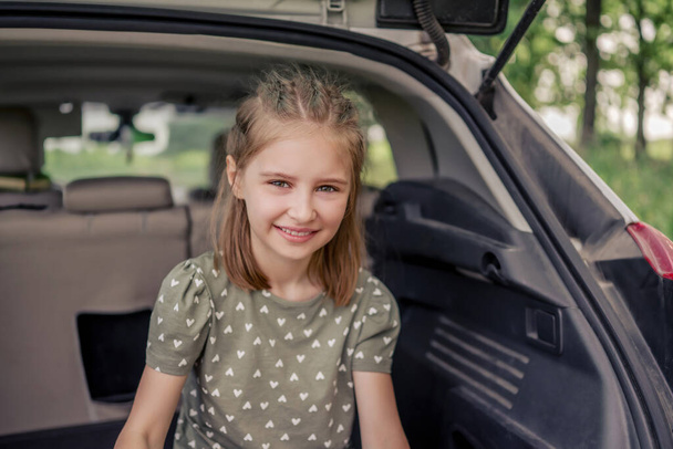 Preteen lány autóval a természetben - Fotó, kép