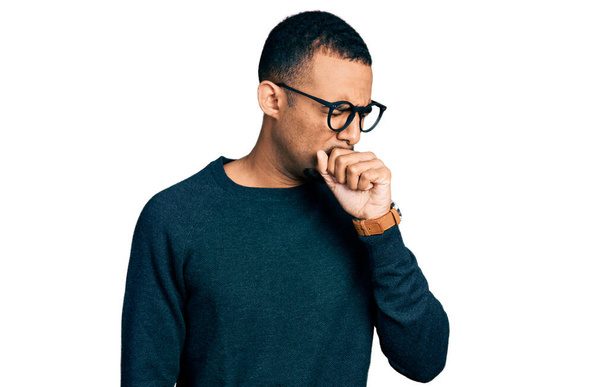 Hombre afroamericano joven usando ropa casual y gafas sintiéndose mal y tosiendo como síntoma de resfriado o bronquitis. concepto de atención sanitaria.  - Foto, Imagen