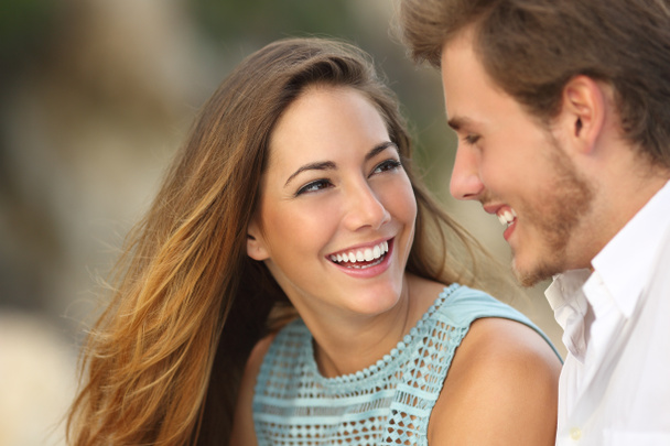 Engraçado casal rindo com um sorriso branco perfeito
 - Foto, Imagem