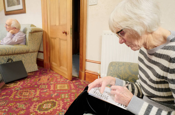 Senior anciana dama mantener la mente activa haciendo crucigrama - Foto, Imagen