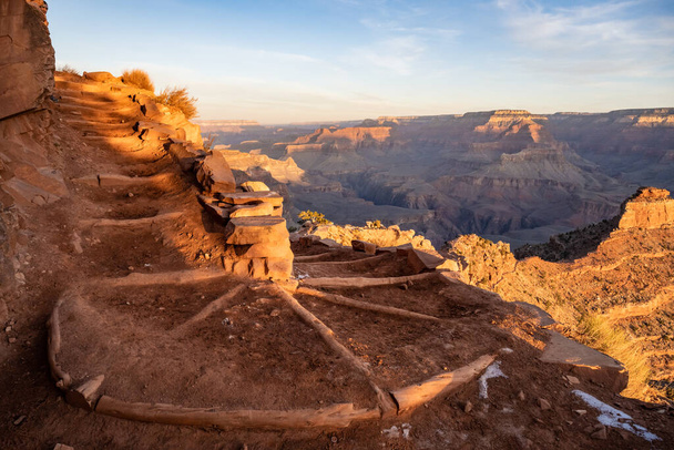 Switchback vuoto del South Kaibab Trail diretto verso il Grand Canyon - Foto, immagini