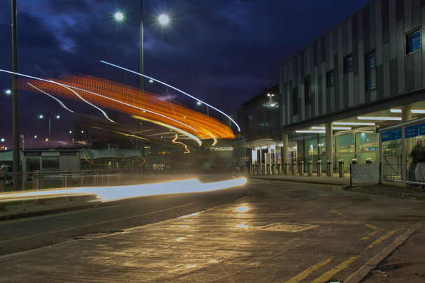 Bus desde el aeropuerto de Edimburgo. Edimburgo, Escocia - 25 de enero de 2018 Movimiento borroso de un autobús regular al salir de la terminal de pasajeros del aeropuerto de Edimburgo. - Foto, imagen