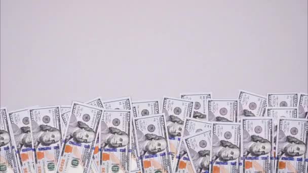 Le banconote da 100 dollari si muovono su sfondo grigio. Stop motion banner video sui soldi con spazio di copia - Filmati, video