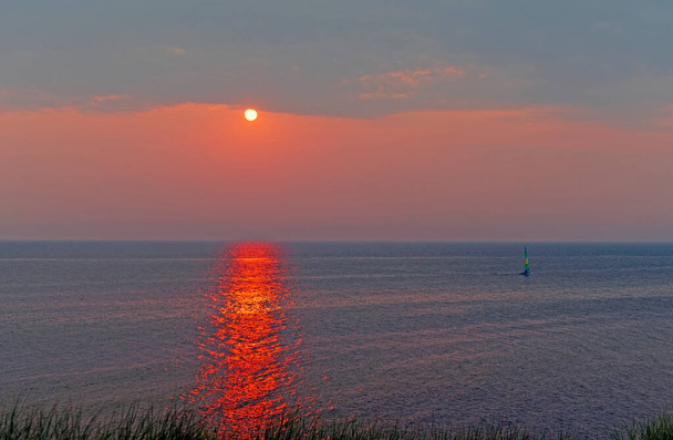 Velero y una puesta de sol nublado en el lago Michigan Cerca de Montague, Michigan - Foto, Imagen