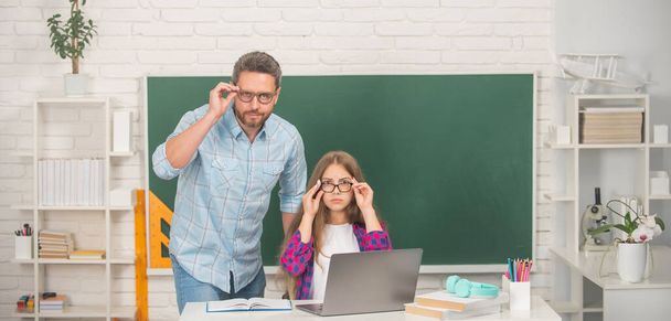 学校に戻って。子供時代の教育。オタクの生徒とノートパソコンの家庭教師。父親と10代の女の子の研究 - 写真・画像