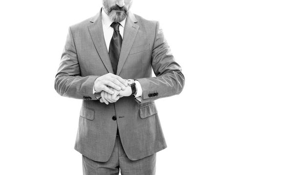 мужской модный аксессуар. Исполнительный директор во время проверки костюма. обрезанный бизнесмен с ручными часами - Фото, изображение