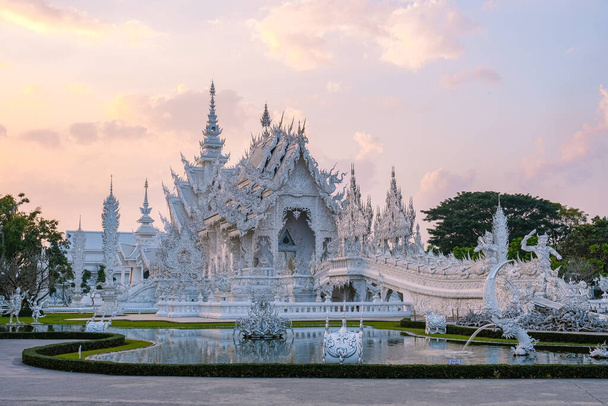 Chiang Rai Thailand, der Tempel Chiangrai bei Sonnenuntergang, Wat Rong Khun, alias Der Weiße Tempel, in Chiang Rai, Thailand. Panorama weißer Tempel Thaialnd - Foto, Bild