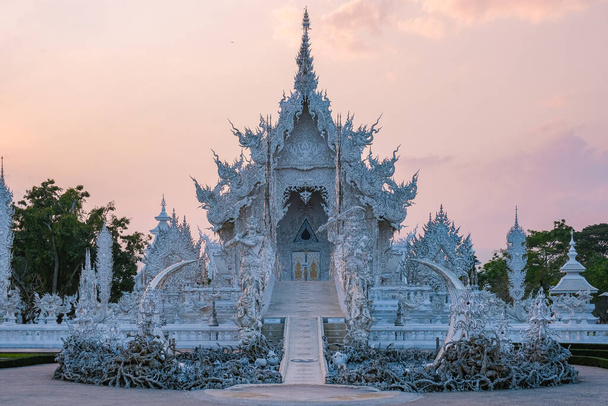 Chiang Rai Tajlandia, świątynia Chiangrai podczas zachodu słońca, Wat Rong Khun, alias Biała Świątynia, w Chiang Rai, Tajlandia. Panorama biały tempple Thaialnd - Zdjęcie, obraz
