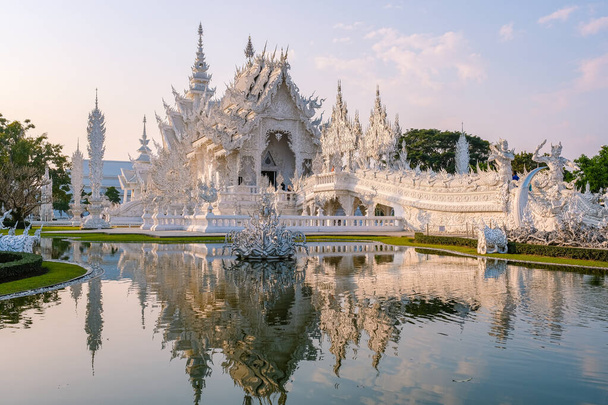 Chiang Rai Tailandia, whithe templo Chiangrai durante la puesta del sol, Wat Rong Khun, también conocido como el Templo Blanco, en Chiang Rai, Tailandia. Panorama tempple blanco Thaialnd - Foto, imagen