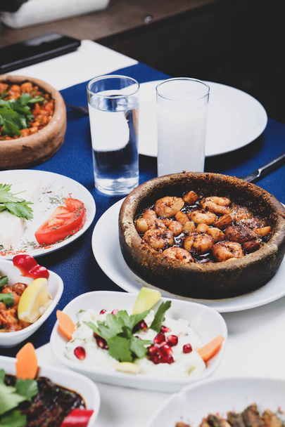 Table à manger traditionnelle turque et grecque avec boissons alcoolisées spéciales Raki. Ouzo et Raki turc est un apéritif aromatisé à l'anis sec qui est largement consommé en Turquie, Grèce, Chypre et au Liban
 - Photo, image