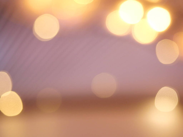 Боке з освітлення в приміщенні, барвисті світлі кола поширені на синьому з жовтим і помаранчевим кольоровим фоном для святкування курортного сезону
 - Фото, зображення