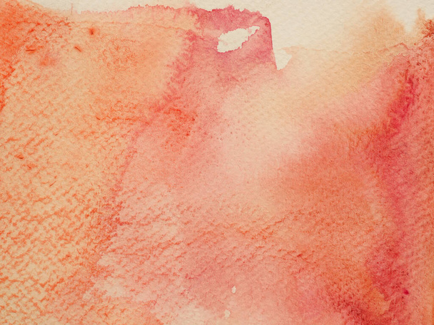 Carrera de acuarela y spray sobre papel blanco, fondo abstracto dibujado a mano marrón con goteo líquido de color naranja y rojo - Foto, imagen