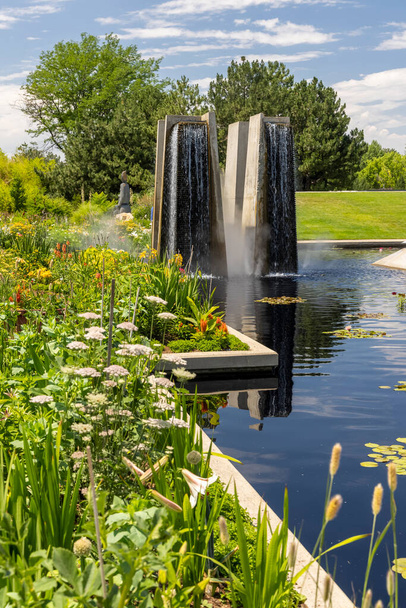 Estructura alta con salpicaduras de agua cae en jardines botánicos de Denver - Foto, Imagen