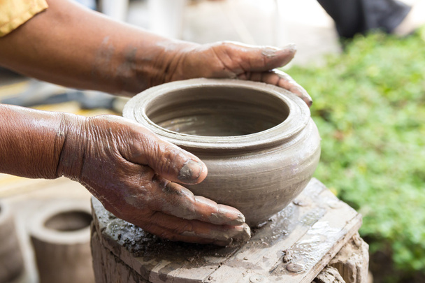 Panelas de barro feitas à mão, cerâmica tradicional tailandesa
 - Foto, Imagem