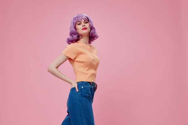 hezká žena fialové vlasy módní make-up - Fotografie, Obrázek