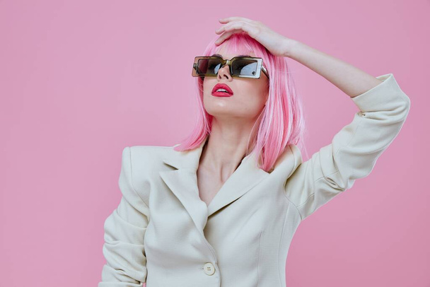 Όμορφο μοντέρνο κορίτσι μοντέρνο στυλ ροζ μαλλιά γυαλιά ηλίου φόντο αναλλοίωτο - Φωτογραφία, εικόνα