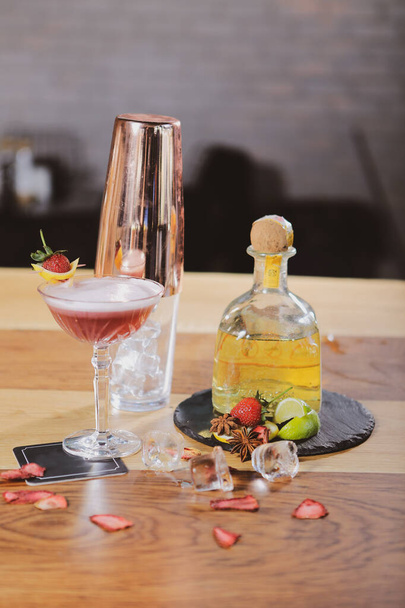 Cocktail alcolico in tavola al ristorante - Foto, immagini