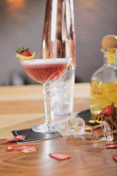 Bebida de cóctel de alcohol en la mesa en el restaurante - Foto, imagen