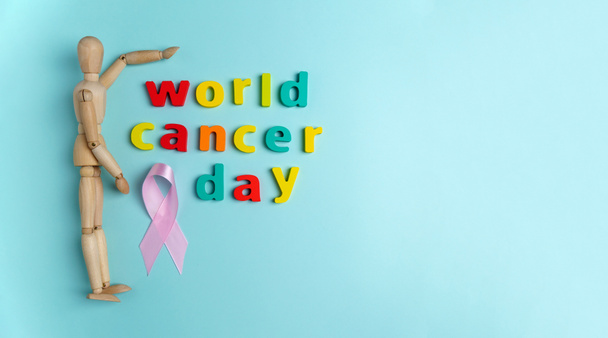 Světový den rakoviny, zvýšit povědomí o všech typech nádorů podporujících lidi žijící s nemocemi. Horní pohled. Modré pozadí. Kopírovat mezeru - Fotografie, Obrázek