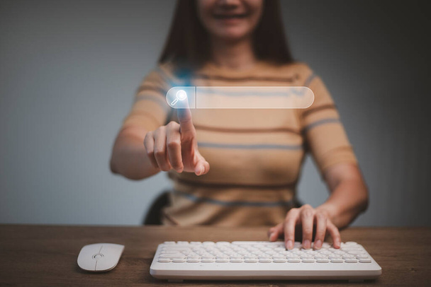Technologia wyszukiwania danych Search Engine Optimization. Dłonie kobiety używają klawiatury komputerowej do wyszukiwania informacji. Korzystanie z konsoli wyszukiwania na swojej stronie internetowej - Zdjęcie, obraz