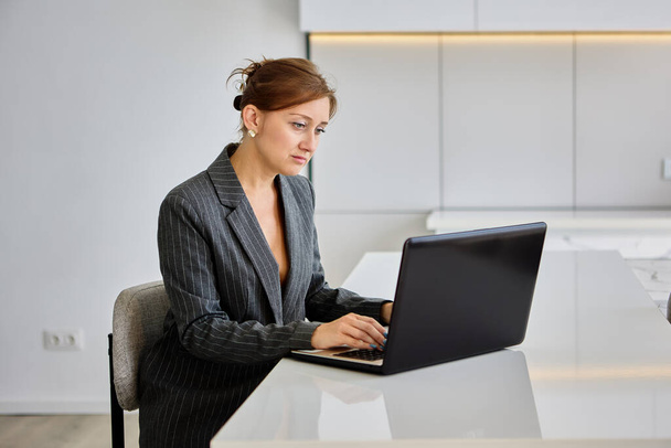 Transmisja na żywo wirtualnych klas przez kobietę z laptopem podczas izolacji. - Zdjęcie, obraz