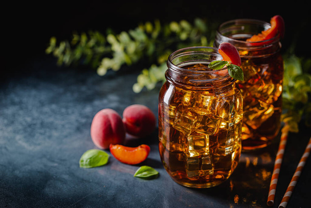 peach or apricot iced tea - Foto, afbeelding