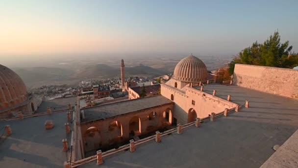 Mardin, Turecko. Staré město za úsvitu. Pohled ze Zinciriye Madrasah. - Záběry, video