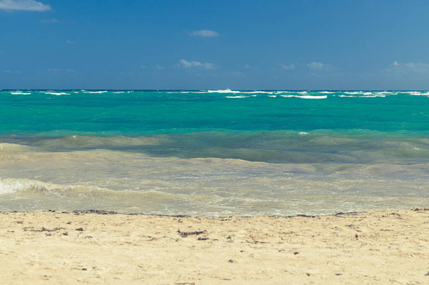 Océan turquoise et plage de sable paysage. - Photo, image