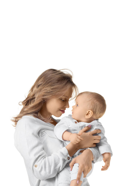 Foto vertical de una madre feliz con un bebé. Se miran unos a otros. Aislado sobre blanco. - Foto, imagen