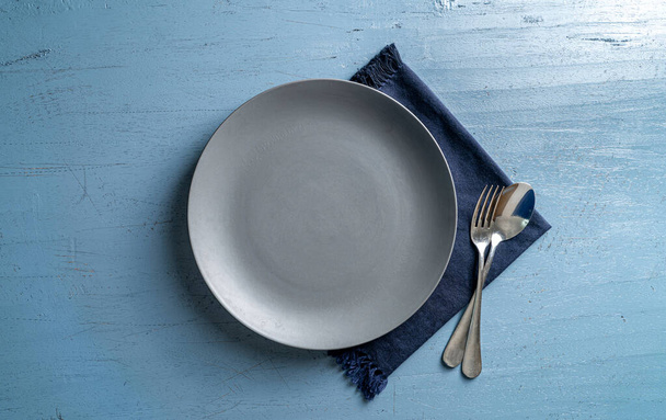 empty plate and fork on wooden background - Fotoğraf, Görsel