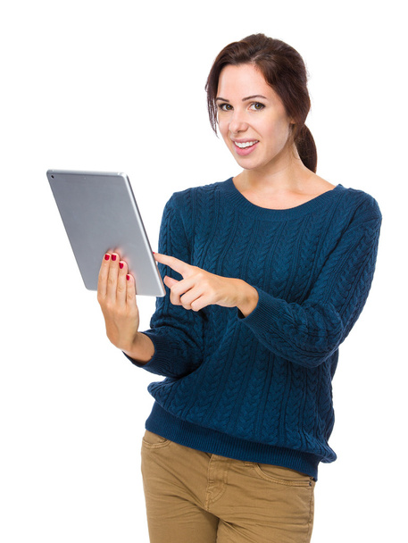 digitális tablettát használó nő - Fotó, kép